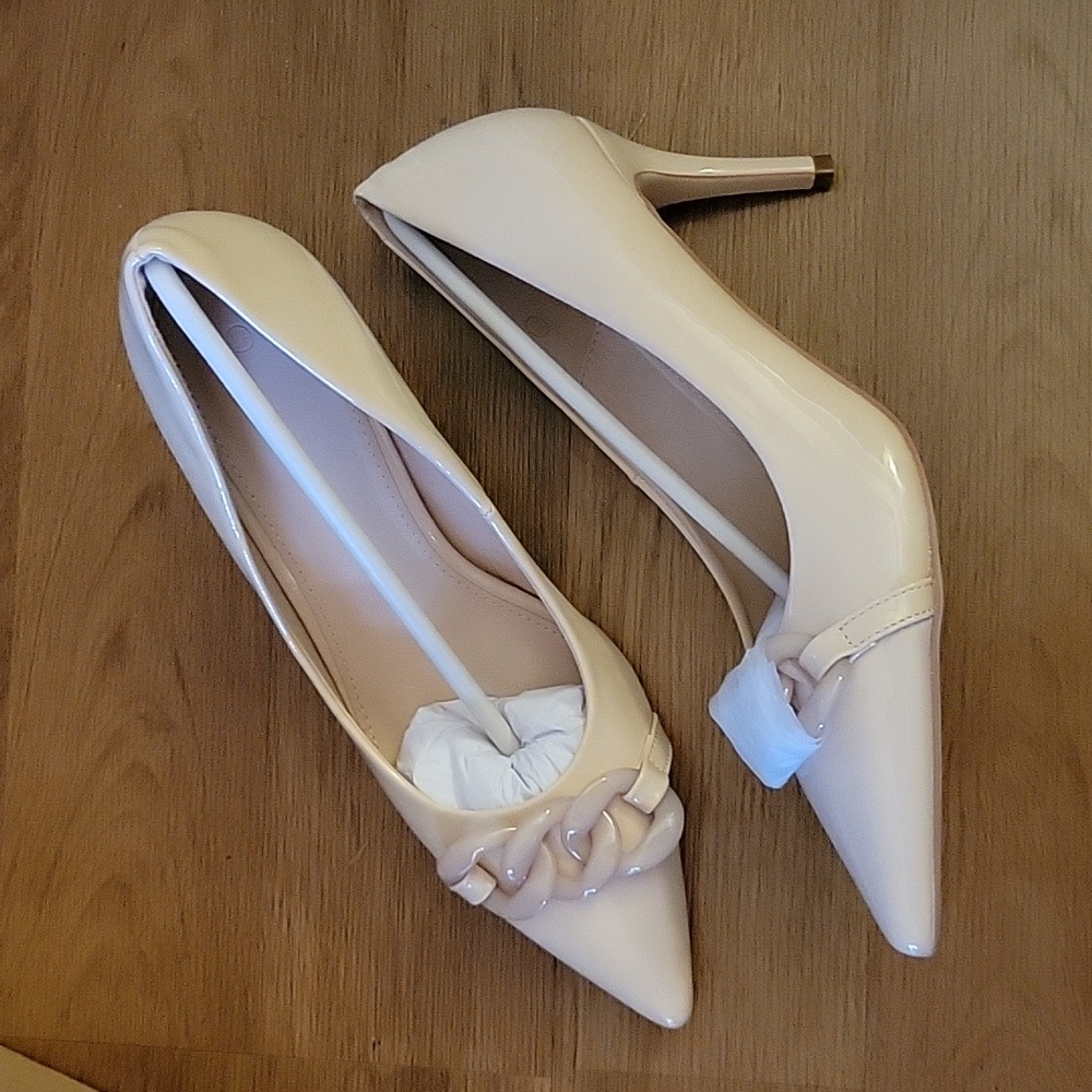 Coutgo beige patent closed toe pumps high 3.5" heel stiletto chain trim 9.5 NEW…